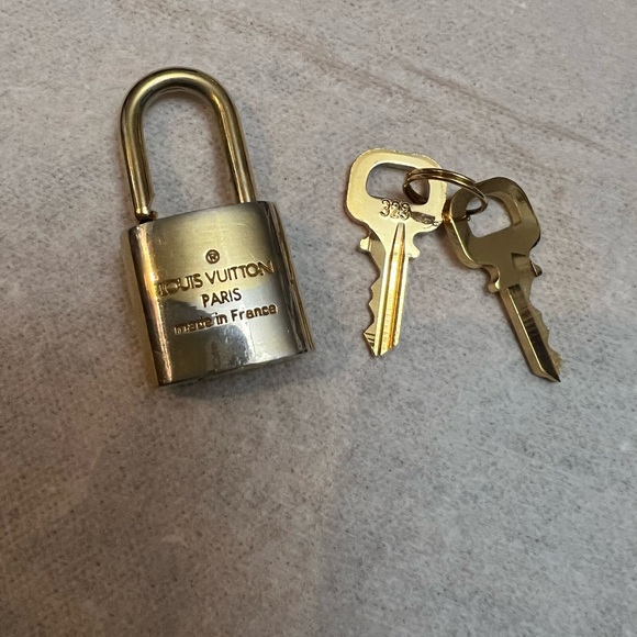 Louis Vuitton lock and keys - Picture 6 of 12